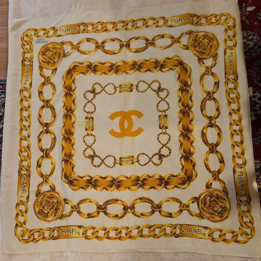 CHANEL 31Rue‎ Cambon Cream and Gold Chain Motif Scarf